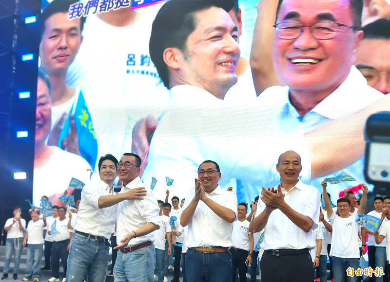 新北市長參選人李四川（前排左2）日前在板橋舉行大型造勢活動，蔣萬安（前排左1）、侯友宜（前排右2）及韓國瑜（前排右1）等人都來站台。（資料照）