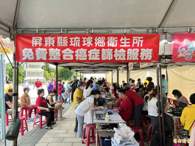 115年小琉球衛生所專科服務已增加至7科，除了門診與急診照護品質提升之外，提供洗腎、復健、腸胃鏡檢查等多項服務。圖為琉球衛生所成人健檢。（資料照）