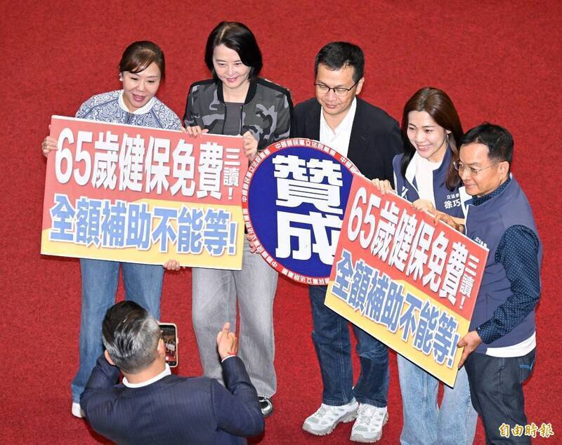 藍白10月16日強硬三讀通過《老人福利法》第22條修正案，事後在在立法院現場開心拍照留念。（資料照）