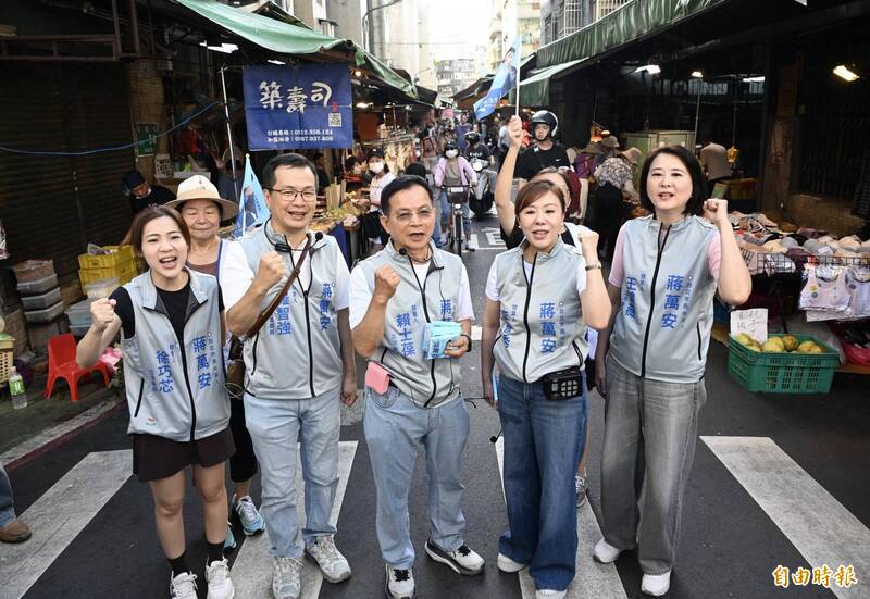 台北市長候選人蔣萬安競總成員日前至白蘭市場掃街拜票，為其爭取支持。左起為徐巧芯、羅智強、賴士葆、李彥秀及王鴻薇。（資料照）