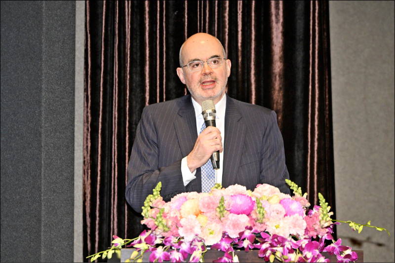 社論》且談「科長以上、司長未滿」