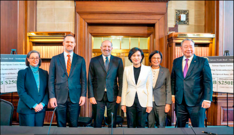 社論》馬年的兩大關卡