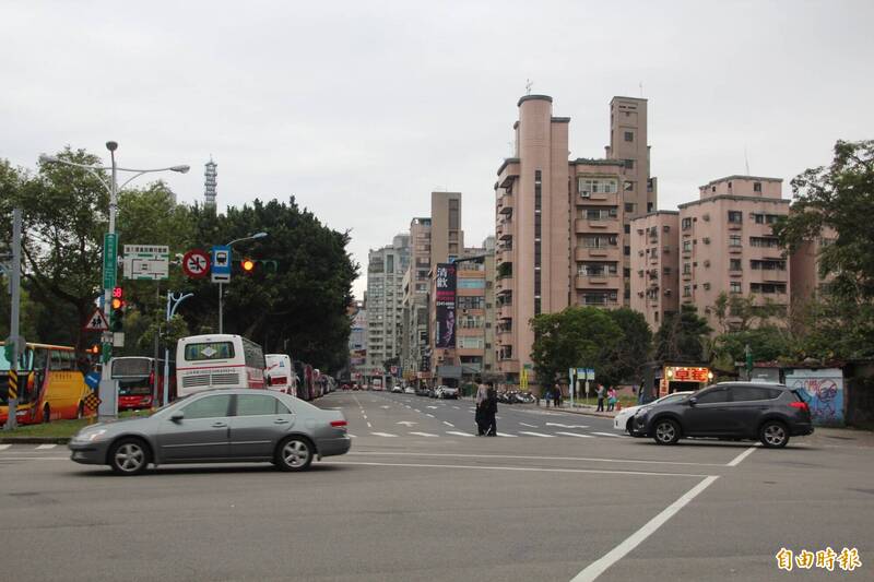自由開講》輪椅走一趟，才看見台北無障礙道路斷在哪裡