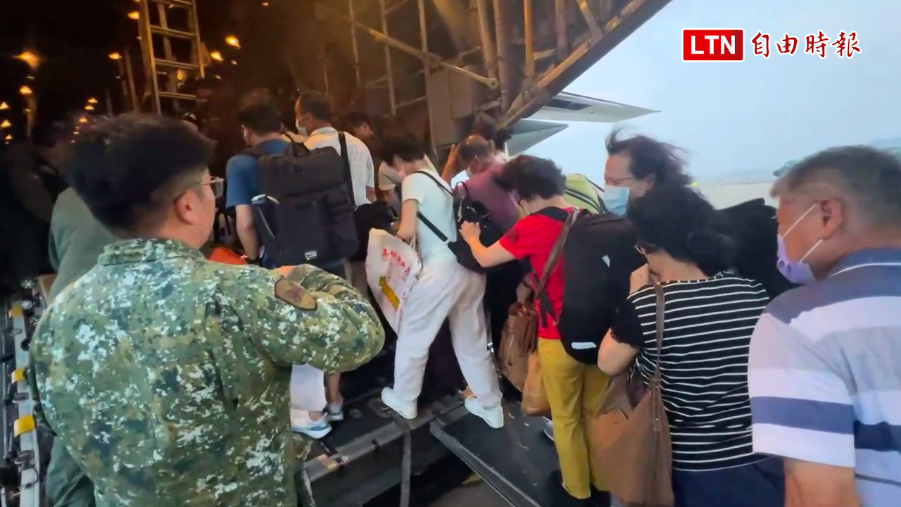 台金航班中斷一天半 旅客搶候補塞爆金門機場
